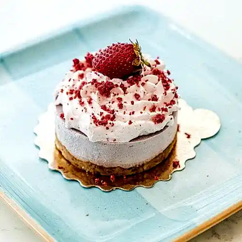 Çilekli Raw Cheesecake-Glutensiz ve rafine şekersiz - blumcoffeehouse